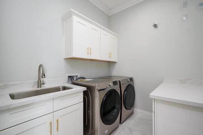 Building Photo - 6729 N 13th St