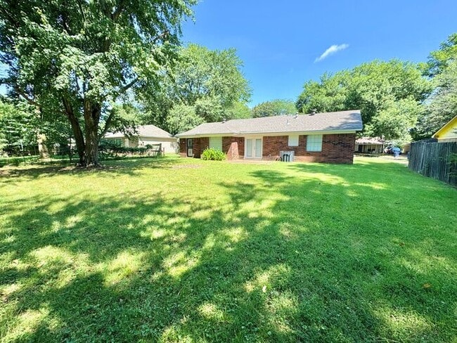 Building Photo - 5595 Briarwood Dr