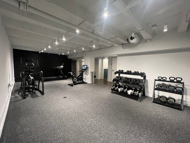 Building Photo - 1650 W Roscoe St