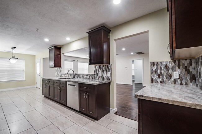 Building Photo - 5914 Shadow Creek Ct