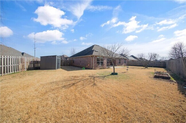 Building Photo - 402 SW Arch St