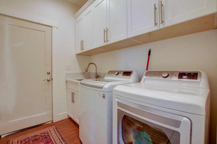 Building Photo - 14070 SE Baumback Ave