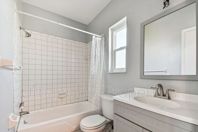 Building Photo - 321 24th Ave N