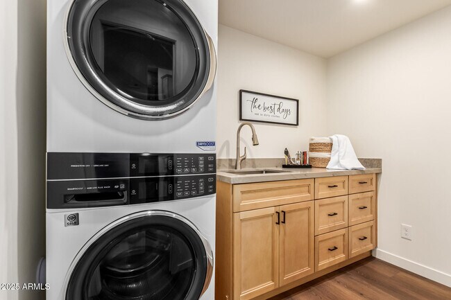 Building Photo - 12005 N Panorama Dr