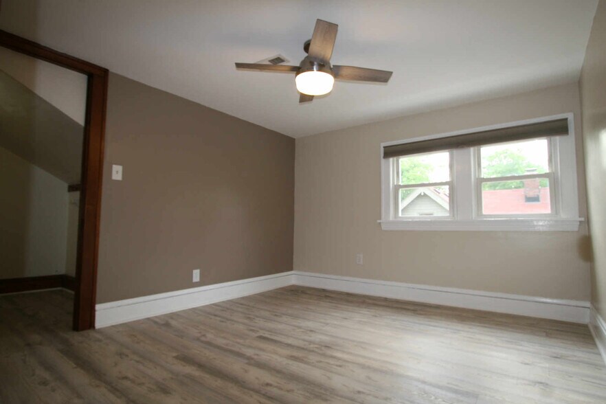 bedroom - 13842 Clifton Blvd