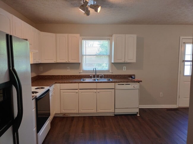 Building Photo - Spacious 2Bd/2Ba Duplex - Move-In Ready!