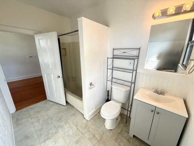 Building Photo - 228 Saratoga St