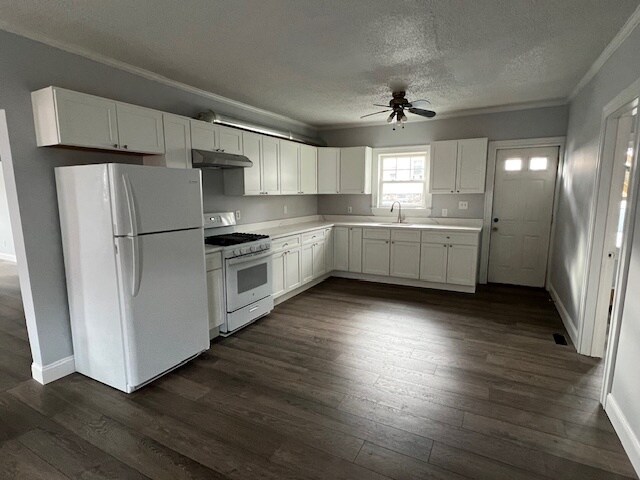 Kitchen - 635 Broadway St