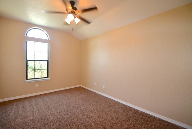 Building Photo - Home In Great Condition