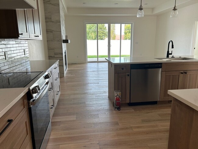 Building Photo - Custom Condo in Hamilton
