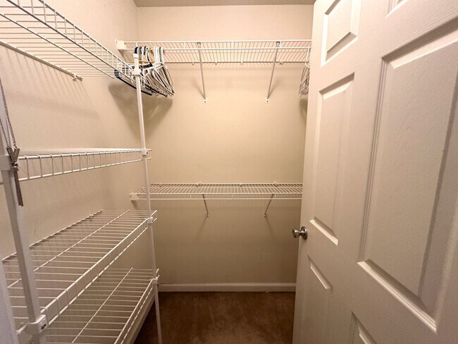 Building Photo - 3 bedrooms, 2.5 bathrooms