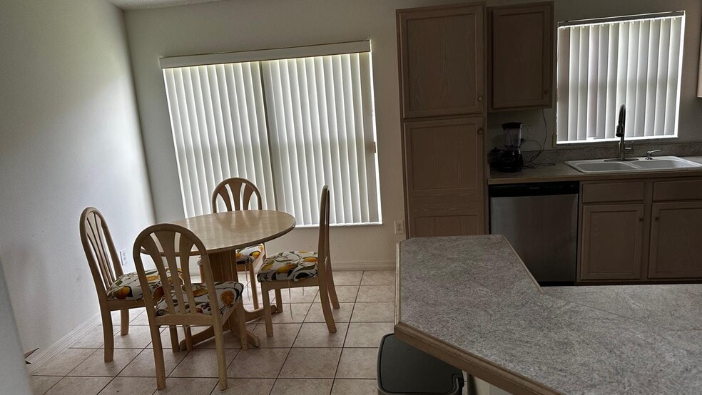 Eat in kitchen - 2651 Oneida Loop