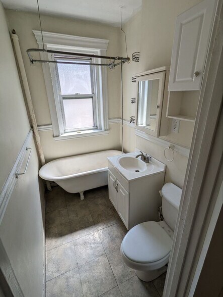 Building Photo - 364 Riverway