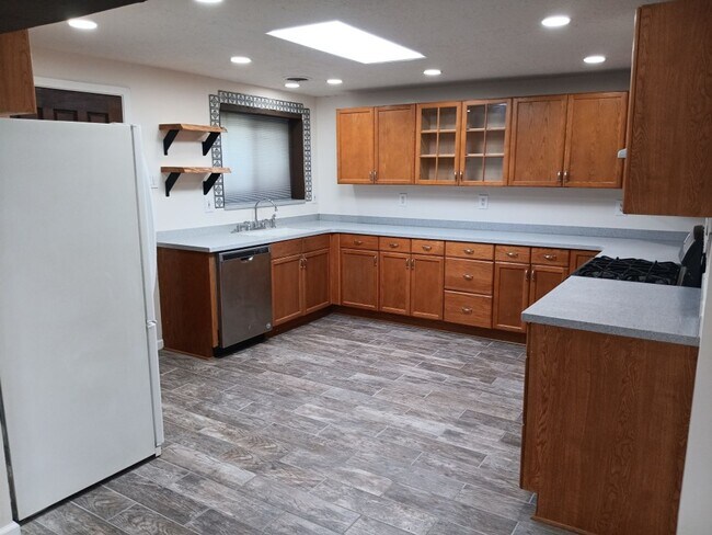 Building Photo - Stunning 3-bedroom, 2-bathroom home! Comin...