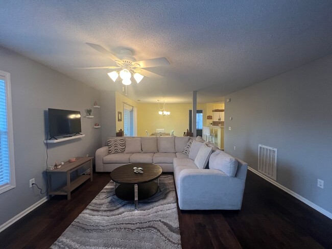 Building Photo - Furnished! Short Term Lease options. Breez...