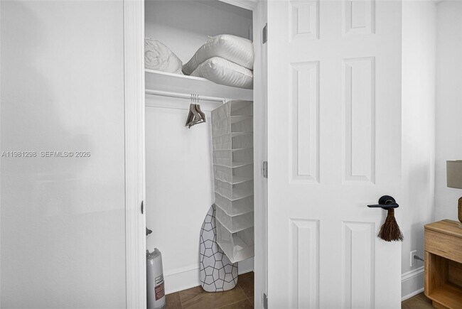 Building Photo - 1328 N Andrews Ave