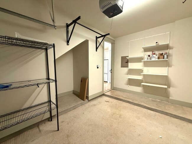 Building Photo - Gorgeous & modern free-standing home in ‘02!