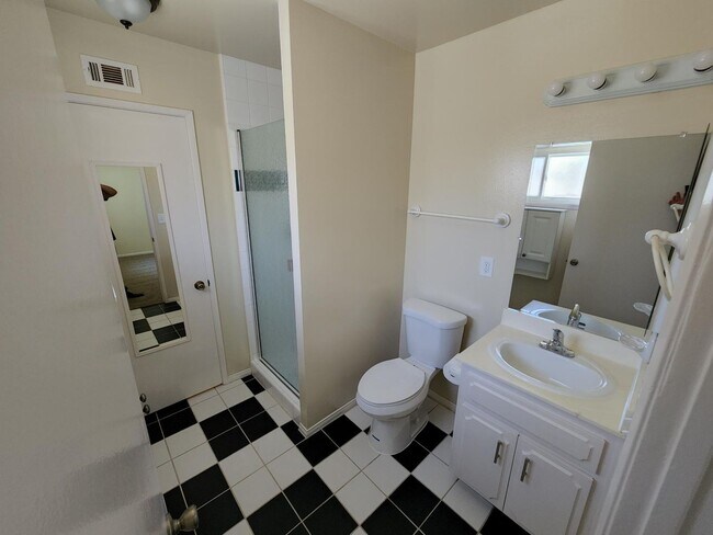 Building Photo - 3 Bedroom 2 Bath Home,