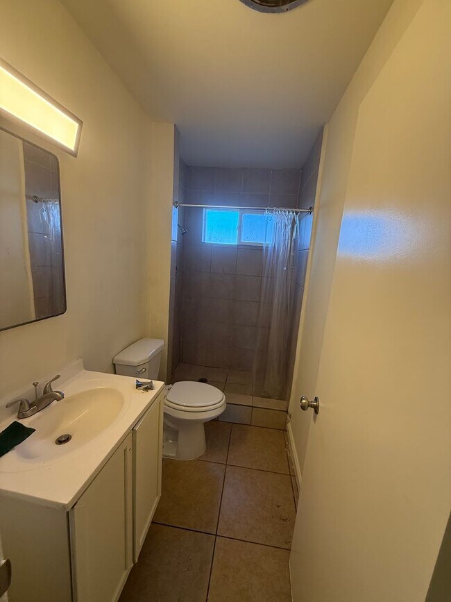 Building Photo - 4 Bedrooms, 2 Baths, Victorville Home in Tatum Track