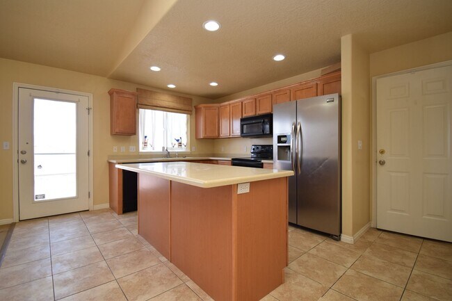 Building Photo - Charming Lakeview 3 Bed Home Near Schools & Churches!!