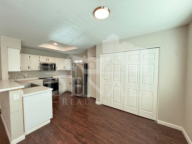 Building Photo - 1114 S Surfside Dr