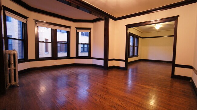 Building Photo - 2418-2428 N Sawyer Ave