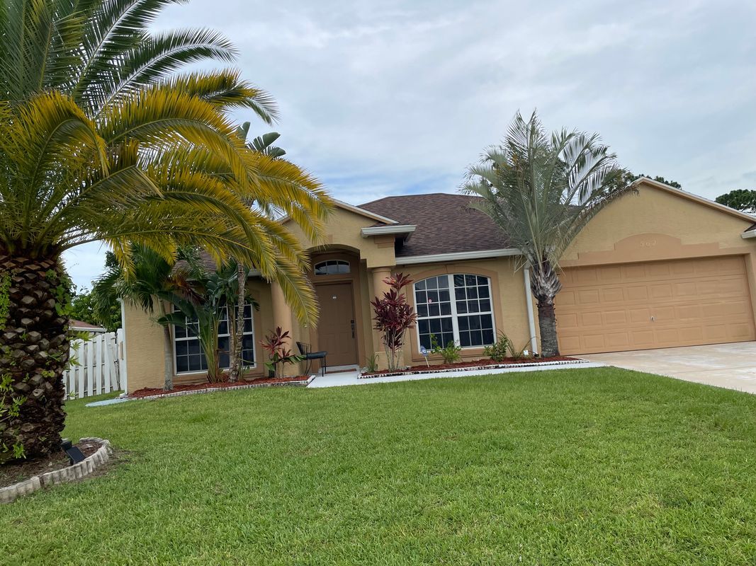 Building Photo - 562 SE Walters Terrace