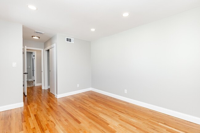 Building Photo - 100 Lakeview Ave