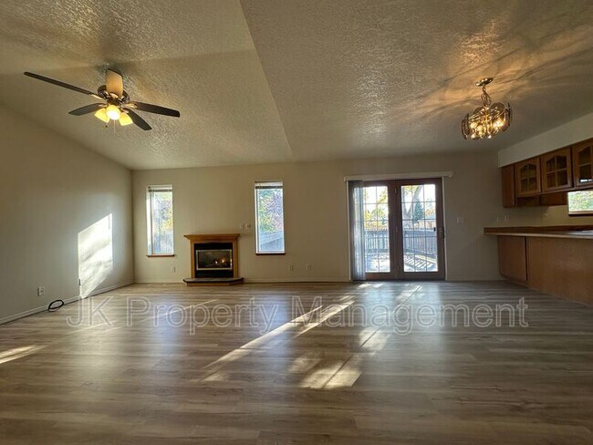 Building Photo - 608 Swan Ct