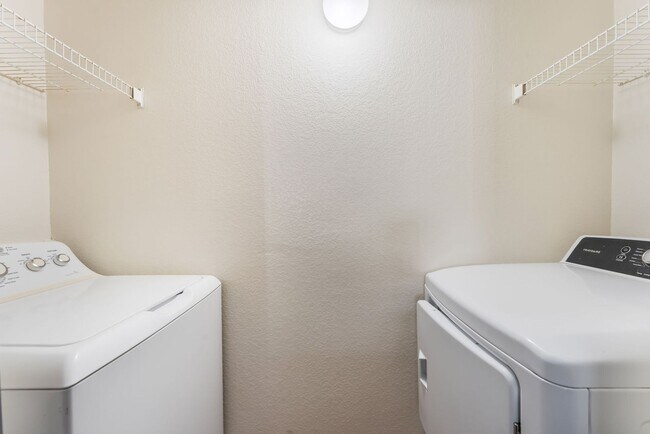 Building Photo - Beautifully Remodeled 2 bedroom Condo!