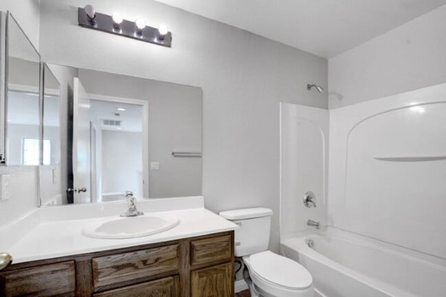 Building Photo - Awesome 3 Bedroom, 2 Story Home in North L...