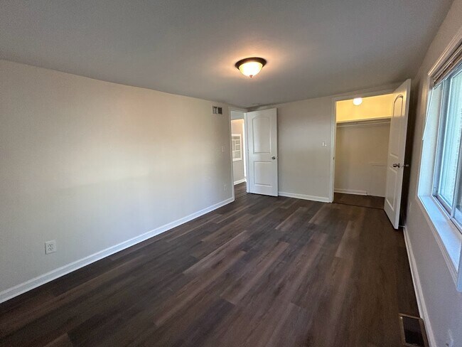 Building Photo - 15931 Deering St