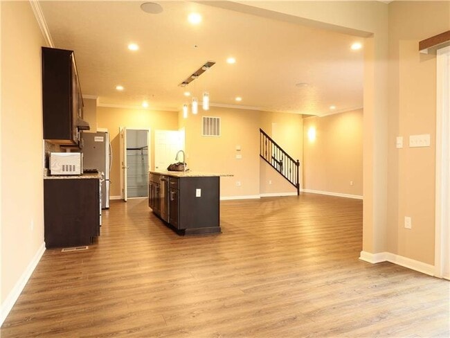 Building Photo - 605 Alessia Ct