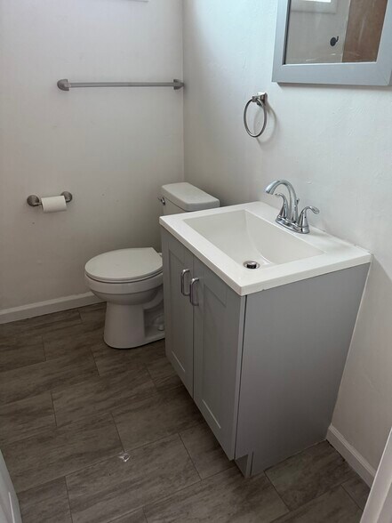 Building Photo - 2324 Quincy Ave