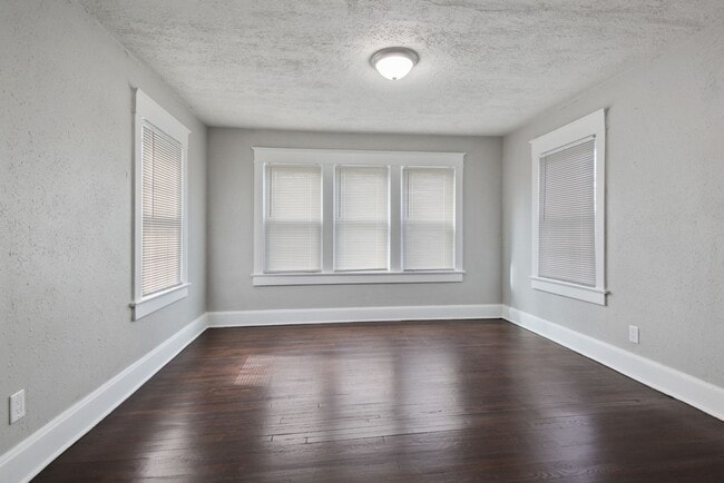 Building Photo - 3 Bedrooms Ready for Rent