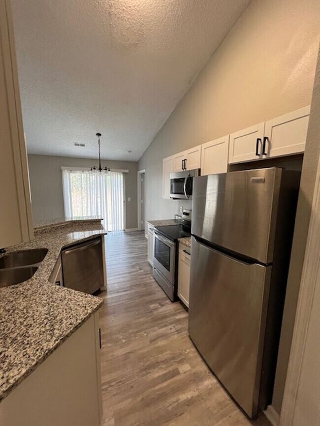 Building Photo - 3 Bedroom Updated Single Family Home