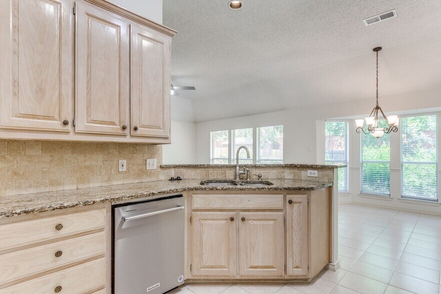 Building Photo - 1523 Wayside Dr