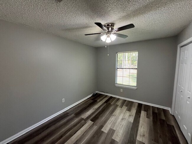 Building Photo - 16 Eastwood Dr