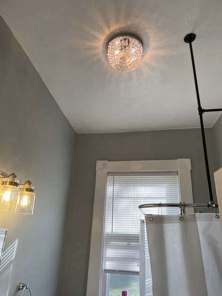 Building Photo - 422 Woods Ave SW