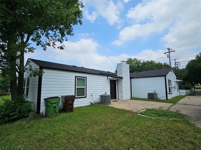 Building Photo - 1008 Cushing Dr