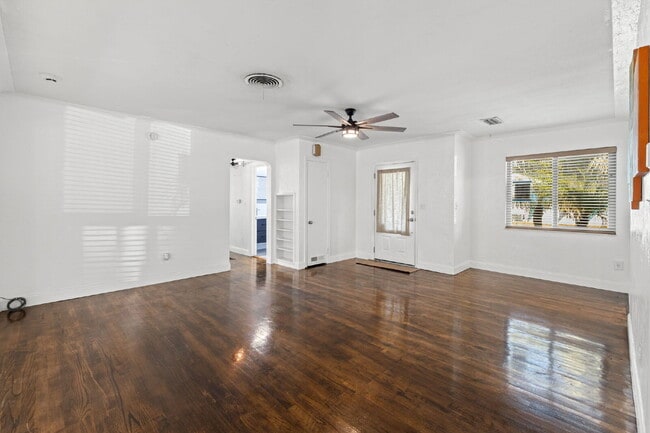 Building Photo - "Charming 3-Bed, 2-Bath Oasis in the Heart...