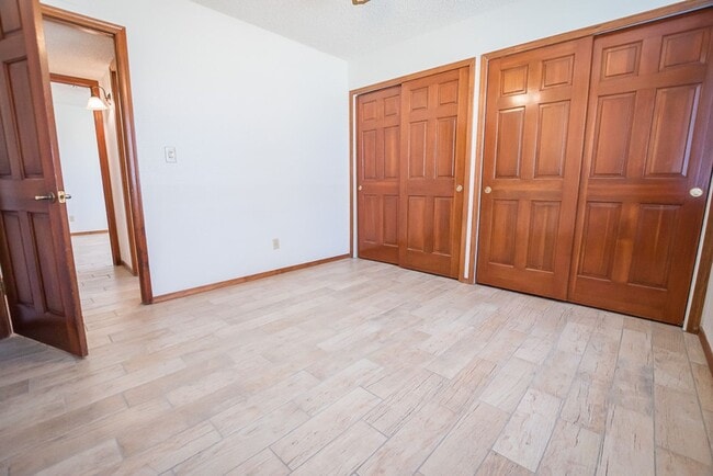 Building Photo - Large Home in Quiet Area, 3 Bedroom, 2 Bat...