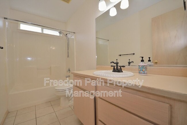 Building Photo - 500 E Sand Wedge Dr