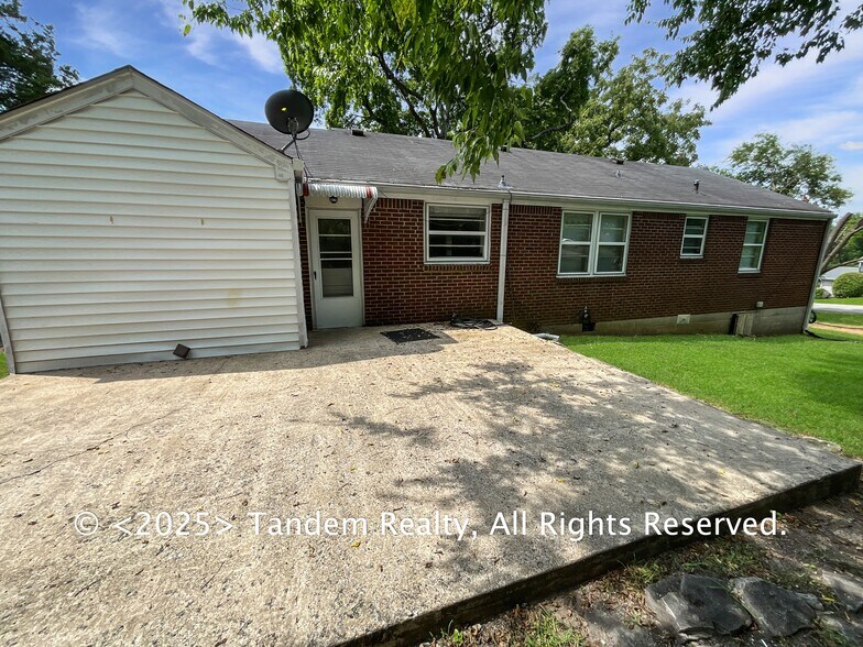 Building Photo - 2300 Cloverdale Rd