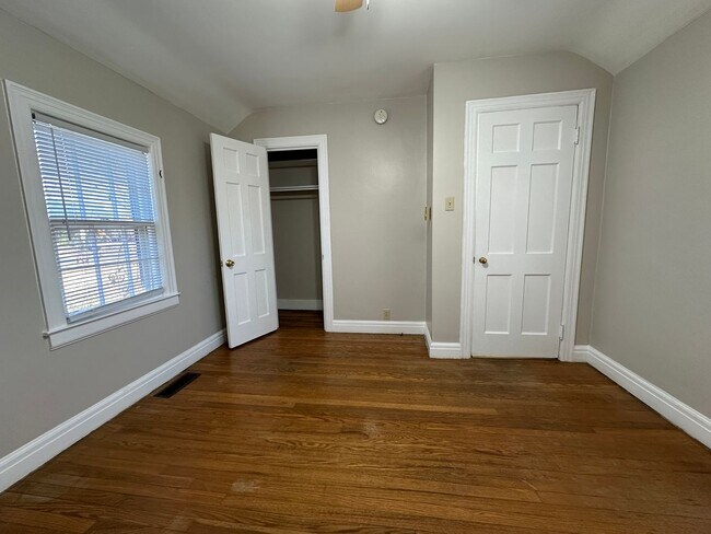 Building Photo - Coming Soon! Charming 1 BR House, 6 min from UK! New Flooring & Paint, Fenced Backyard, Pets Ok!