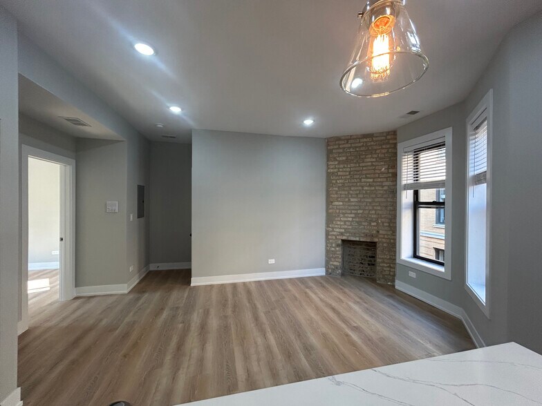 Building Photo - 423 W Belden Ave