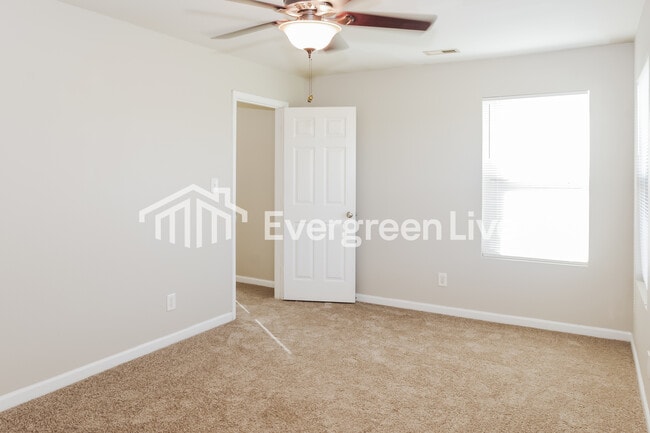 Building Photo - 157 Cloverbrook Dr