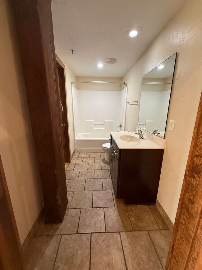 Building Photo - Spacious 1 bedroom 1 bathroom loft AVAILABLE NOW!