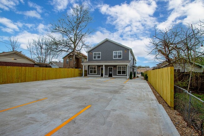 Building Photo - 809 S Maple St