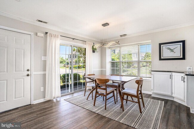 Building Photo - 5905 Drawbridge Ct